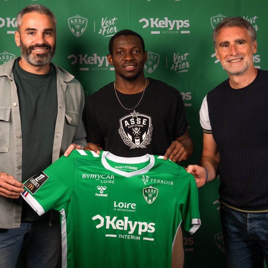 包含圣埃蒂安球员集体庆祝胜利，团结力量无敌的词条